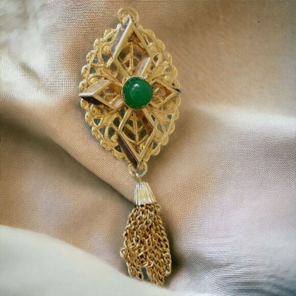 Sarah Coventry Peking Brooch Tassel Pin Filigree Gold Tone Green Glass Cabochon - Picture 12 of 16
